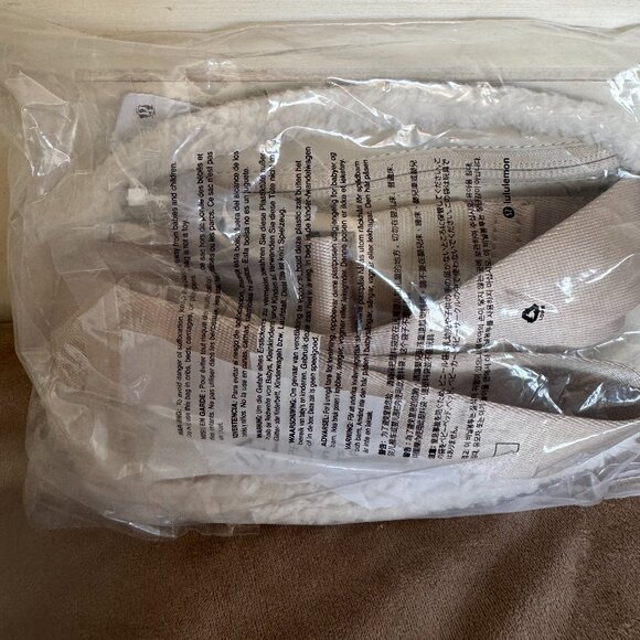 NWT, Lululemon Everywhere Belt Bag - Fleece, Natural Ivory - Silver Hardware - Picture 9 of 10